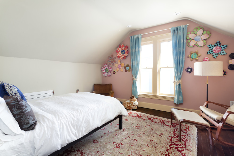 Inspiration pour une chambre d'enfant de 4 à 10 ans design de taille moyenne avec un mur rose, parquet foncé et un sol marron.
