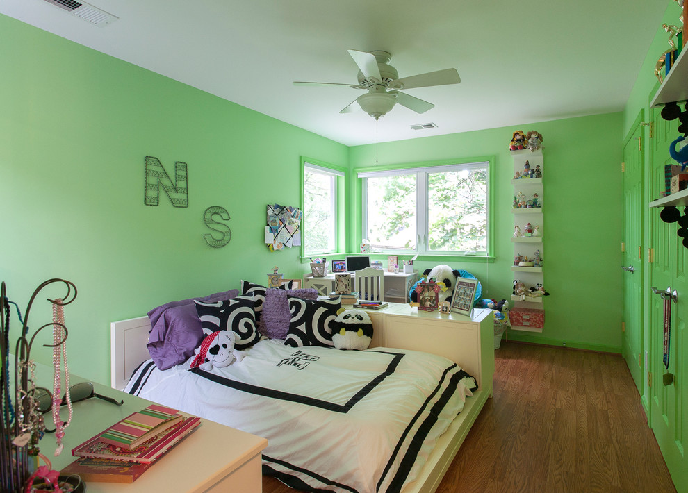Idee per una cameretta per bambini da 4 a 10 anni american style di medie dimensioni con pareti verdi e parquet scuro