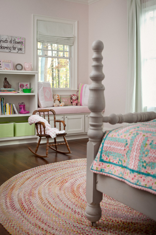 Inspiration för ett mellanstort vintage barnrum kombinerat med sovrum, med rosa väggar och mörkt trägolv