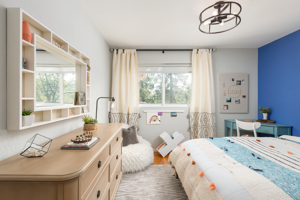 Ejemplo de dormitorio infantil clásico renovado pequeño con paredes azules, suelo de madera en tonos medios y suelo marrón