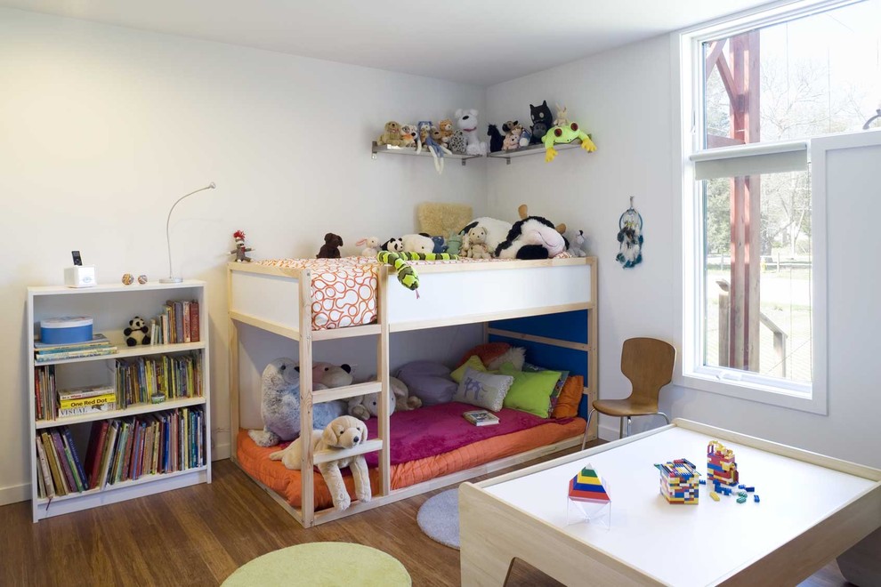 На фото: нейтральная детская в стиле модернизм с спальным местом, белыми стенами и паркетным полом среднего тона для ребенка от 1 до 3 лет, двоих детей с