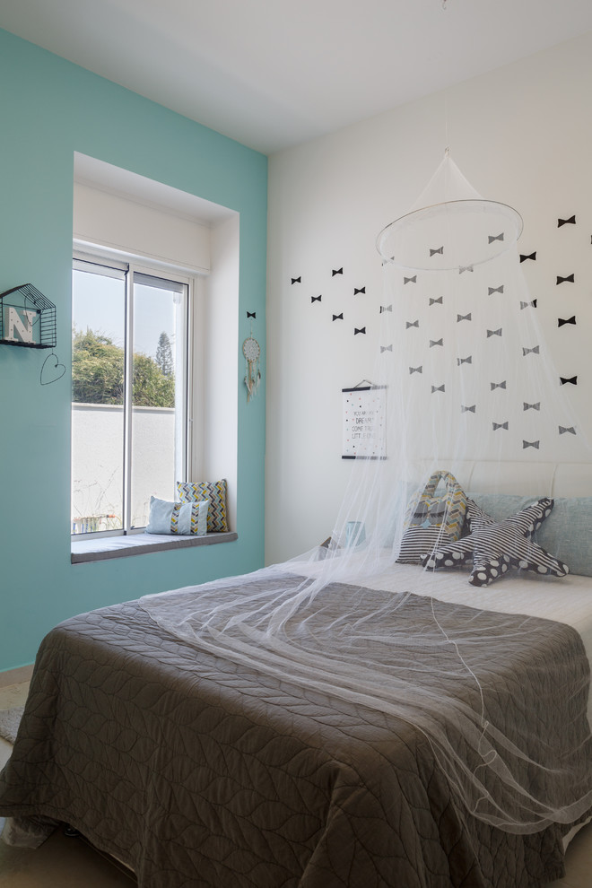 Ejemplo de dormitorio infantil de 4 a 10 años minimalista grande con paredes azules, suelo de baldosas de cerámica y suelo gris