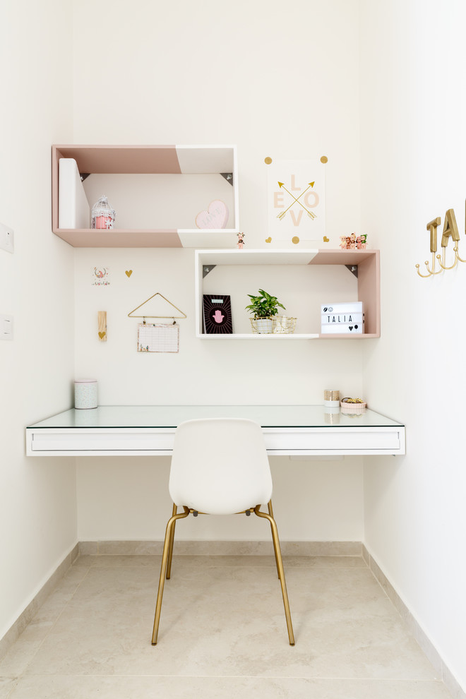 Modelo de habitación de niña de 4 a 10 años contemporánea pequeña con escritorio, paredes blancas, suelo de baldosas de cerámica y suelo gris