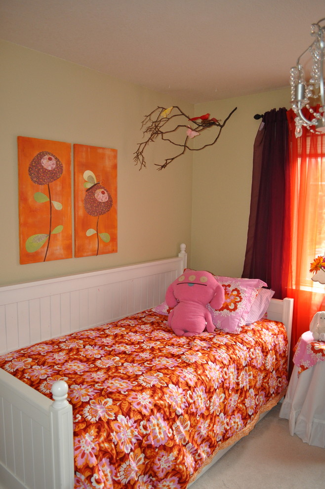 Réalisation d'une chambre d'enfant de 1 à 3 ans bohème avec un mur beige et moquette.