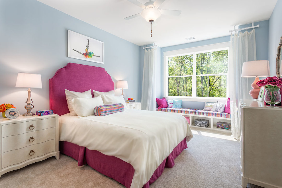 Источник вдохновения для домашнего уюта: большая нейтральная детская в классическом стиле с синими стенами, ковровым покрытием, спальным местом и коричневым полом для подростка