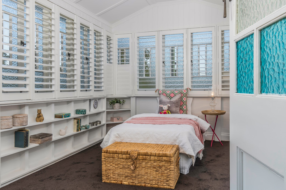 Diseño de dormitorio infantil de 4 a 10 años marinero con paredes blancas, moqueta y suelo gris
