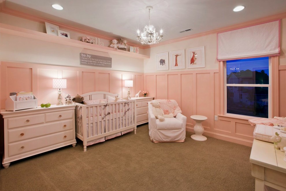 Стильный дизайн: большая детская в стиле неоклассика (современная классика) с спальным местом, розовыми стенами и ковровым покрытием для ребенка от 1 до 3 лет, девочки - последний тренд