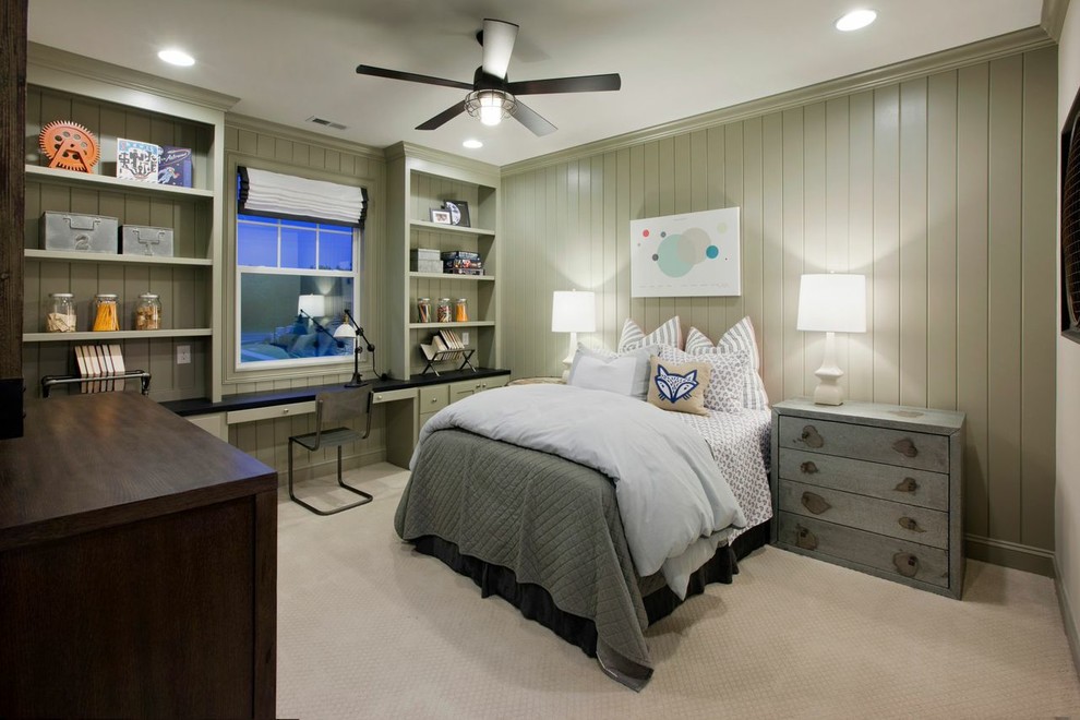 Cette image montre une petite chambre d'enfant de 4 à 10 ans traditionnelle avec moquette et un mur gris.