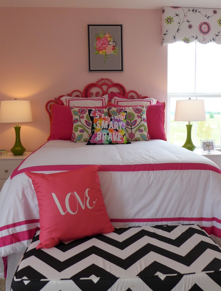 Идея дизайна: детская среднего размера в стиле неоклассика (современная классика) с спальным местом, розовыми стенами, ковровым покрытием и бежевым полом для подростка, девочки