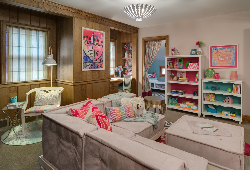 Klassisches Mädchenzimmer mit Spielecke, Teppichboden und bunten Wänden in Minneapolis