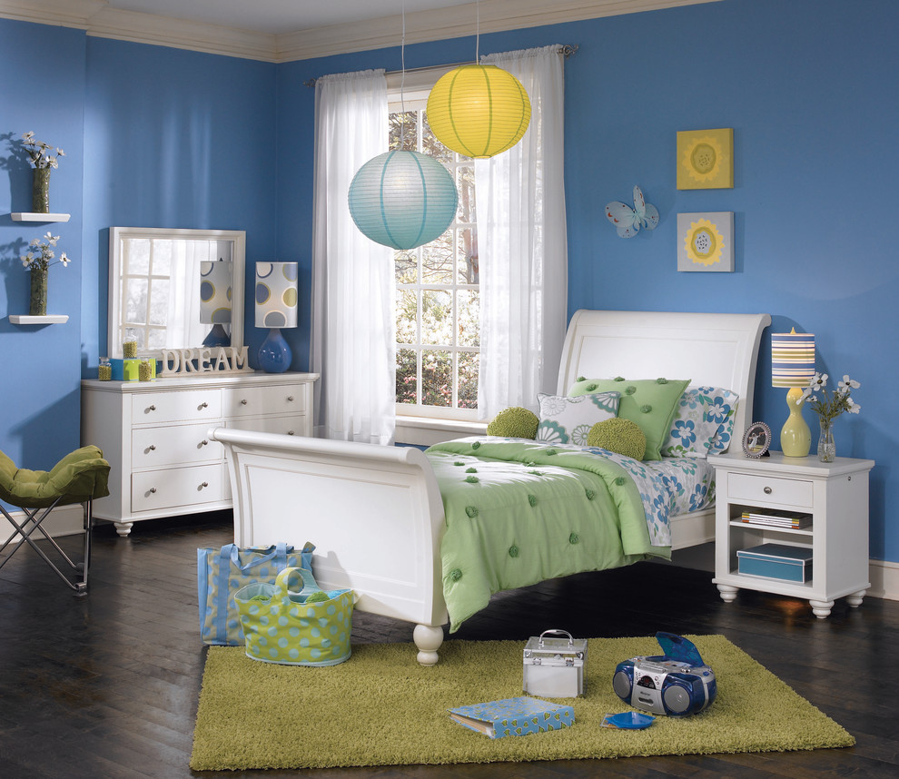 Ejemplo de dormitorio infantil clásico de tamaño medio con paredes azules y suelo de madera oscura