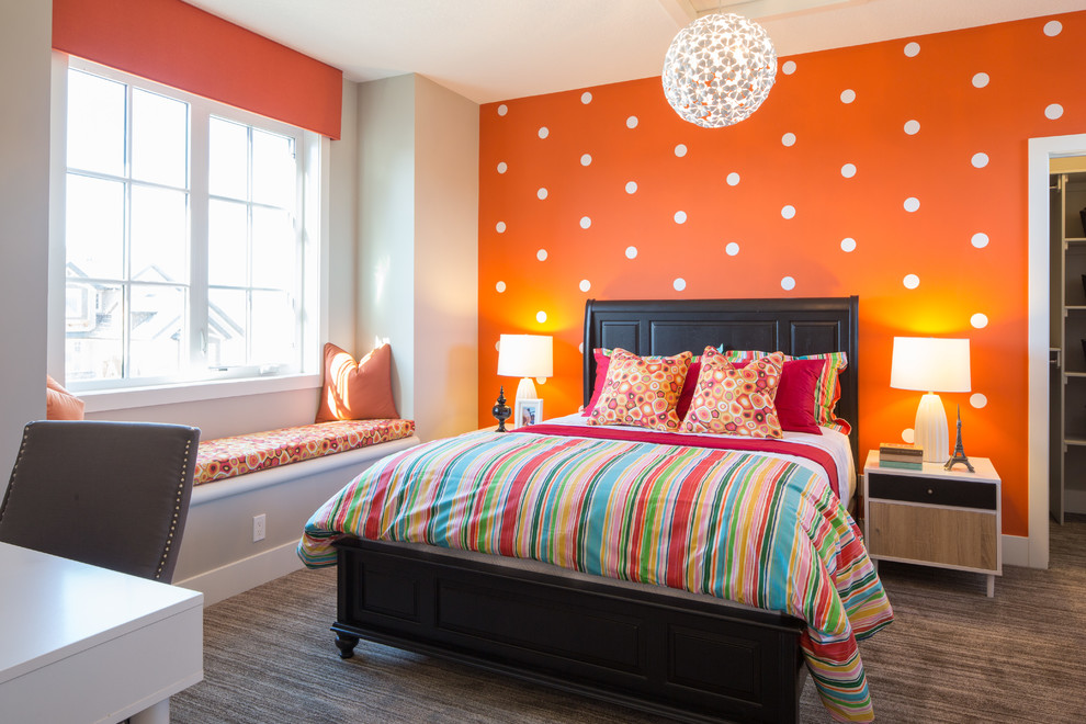 Inspiration för mellanstora klassiska barnrum kombinerat med sovrum, med heltäckningsmatta och flerfärgade väggar