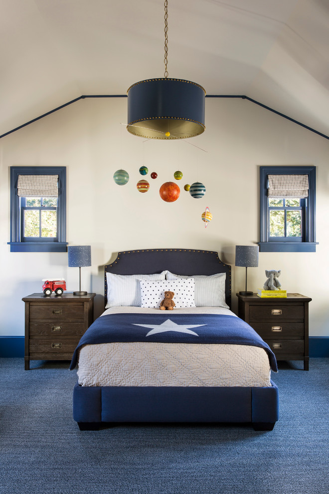 Bild på ett mellanstort vintage pojkrum kombinerat med sovrum, med vita väggar, heltäckningsmatta och blått golv