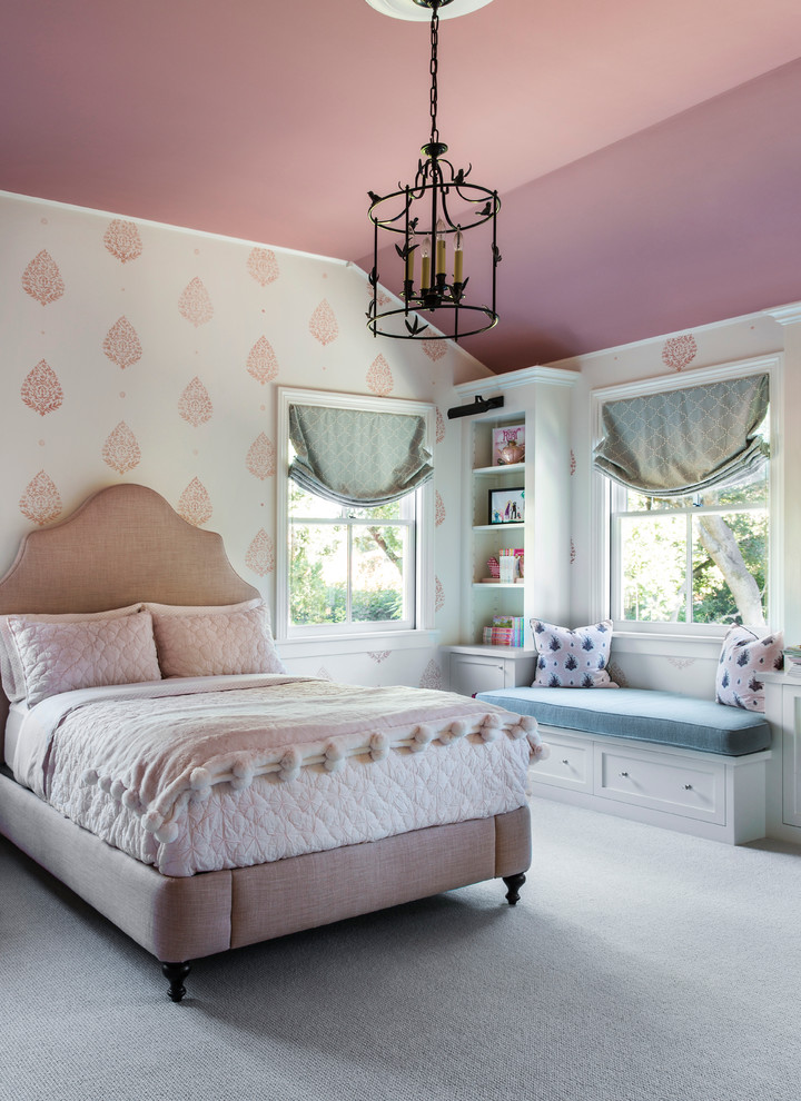 Inredning av ett klassiskt mellanstort flickrum för 4-10-åringar och kombinerat med sovrum, med heltäckningsmatta, flerfärgade väggar och grått golv