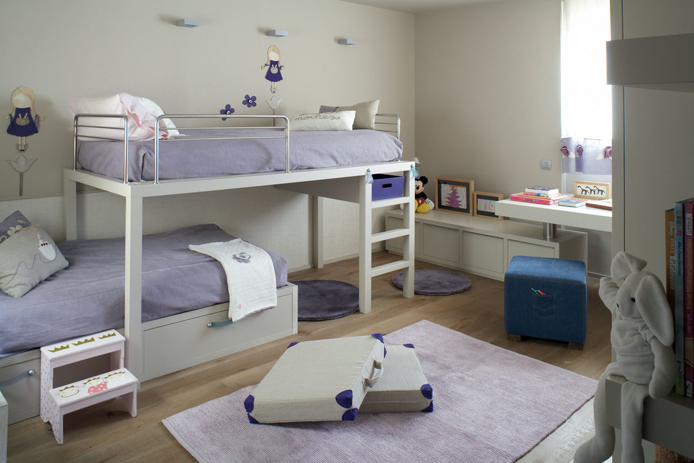 Idéer för att renovera ett mellanstort vintage könsneutralt barnrum kombinerat med sovrum och för 4-10-åringar, med beige väggar och mellanmörkt trägolv