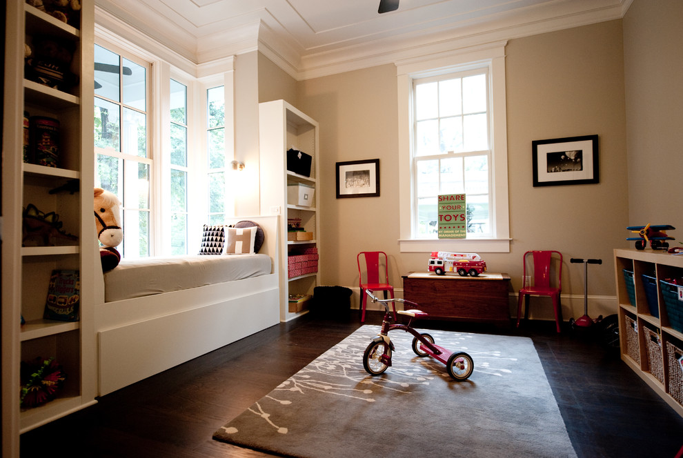 Cette image montre une chambre d'enfant traditionnelle de taille moyenne avec un mur gris et parquet foncé.