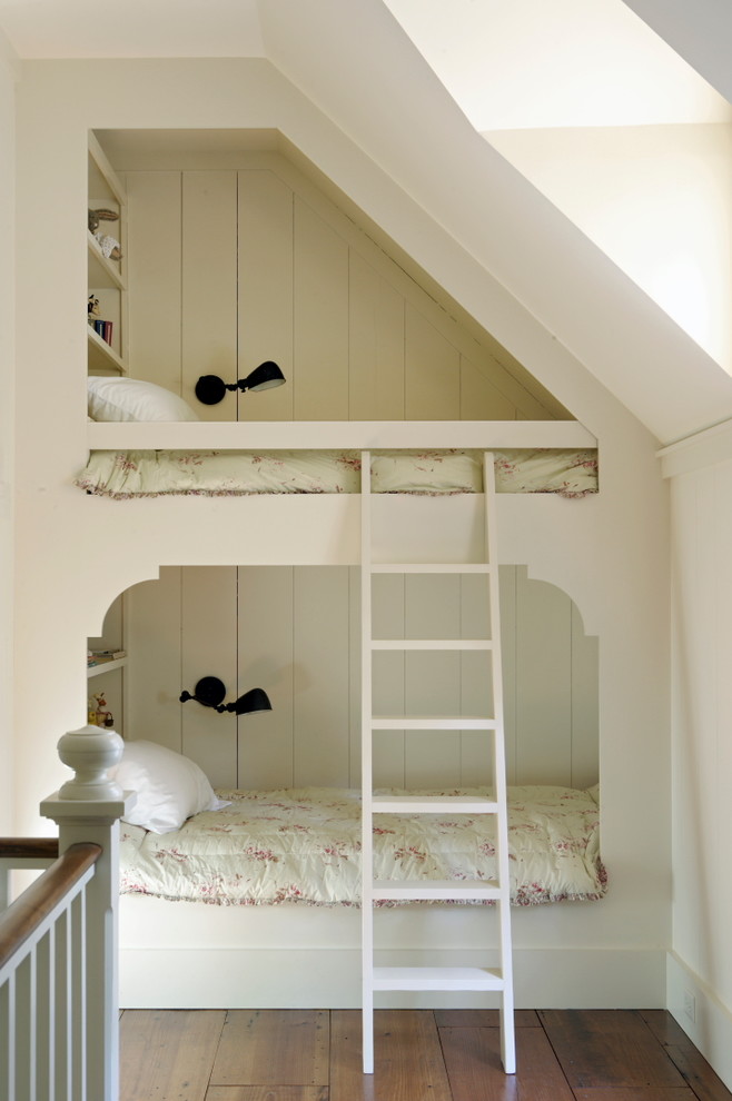 アトランタにあるトラディショナルスタイルのおしゃれな子供の寝室 (白い壁、二段ベッド) の写真