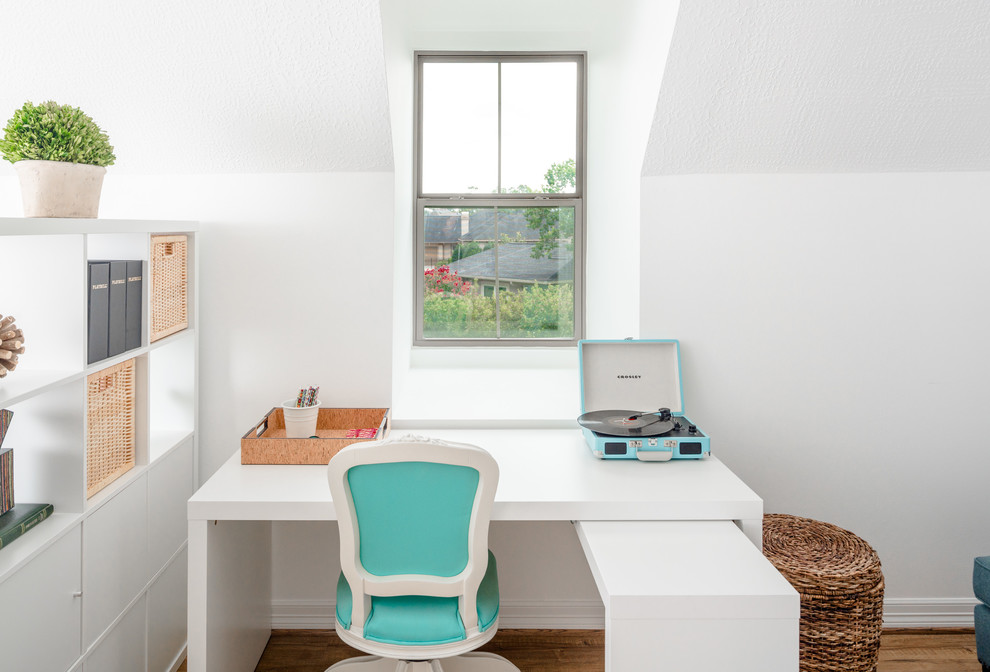 Inspiration för små klassiska barnrum kombinerat med skrivbord, med vita väggar och vinylgolv