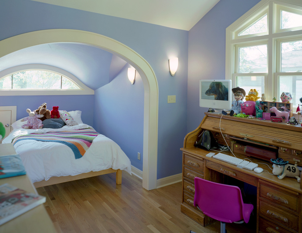 Ejemplo de dormitorio infantil tradicional con paredes azules