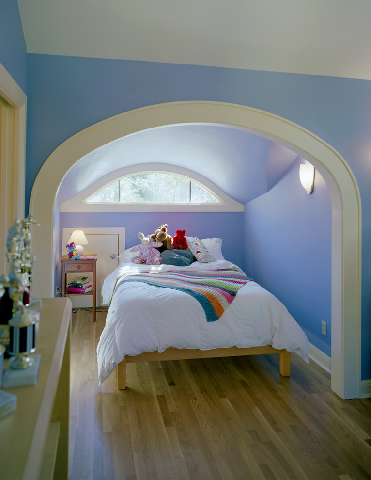 Exemple d'une chambre de fille chic avec un mur bleu.