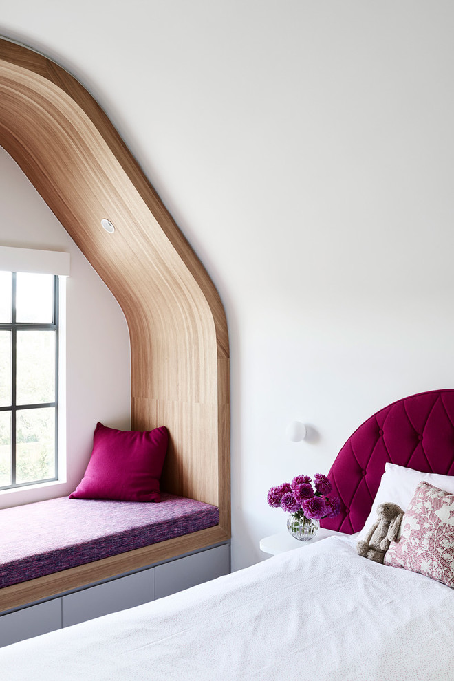 Skandinavisches Mädchenzimmer mit Schlafplatz und weißer Wandfarbe in Melbourne