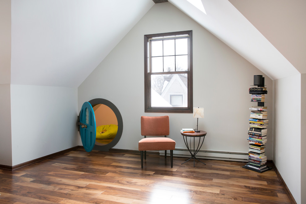 Geräumiges, Neutrales Klassisches Kinderzimmer mit Spielecke, grauer Wandfarbe und braunem Holzboden in Minneapolis