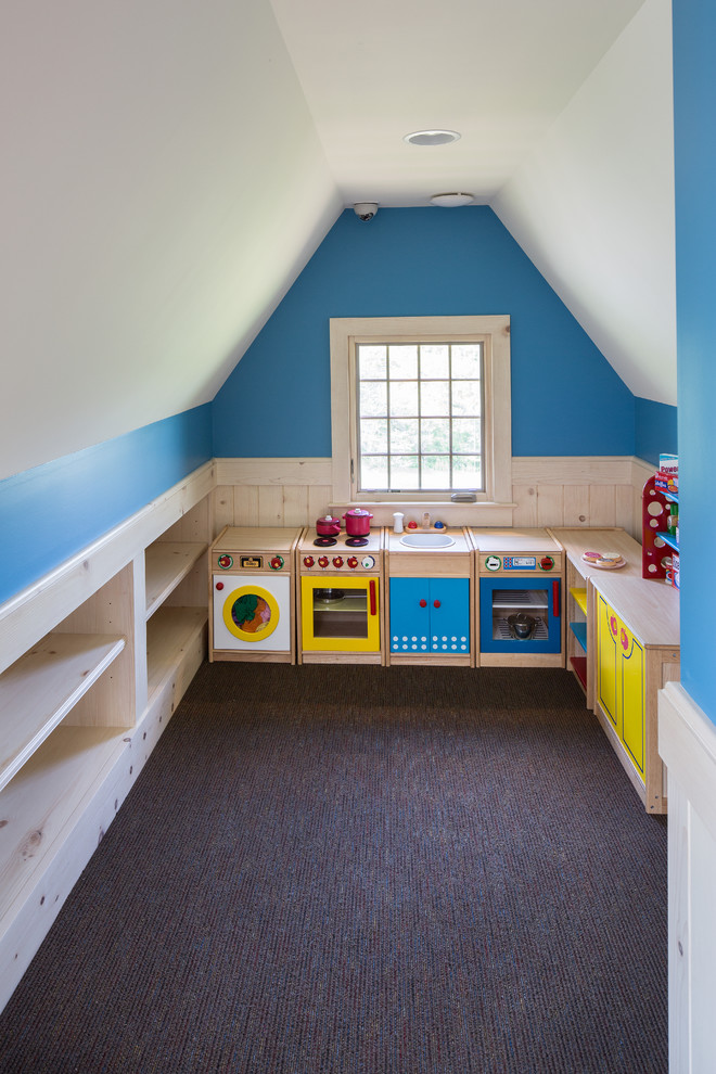 Inspiration för mellanstora klassiska könsneutrala småbarnsrum kombinerat med lekrum, med vita väggar och ljust trägolv