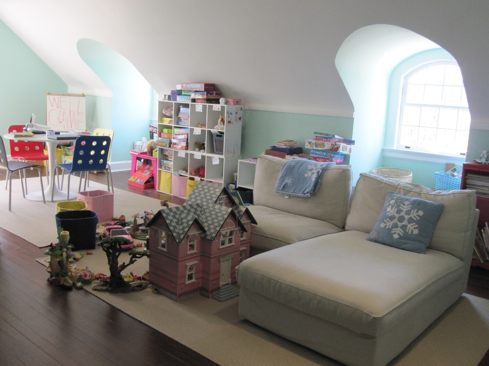 Ejemplo de dormitorio infantil tradicional con paredes azules y suelo de madera oscura