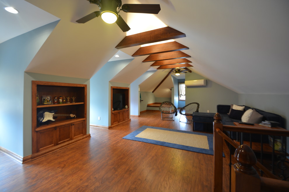 Cette image montre une grande chambre d'enfant chalet avec un mur bleu et un sol en bois brun.