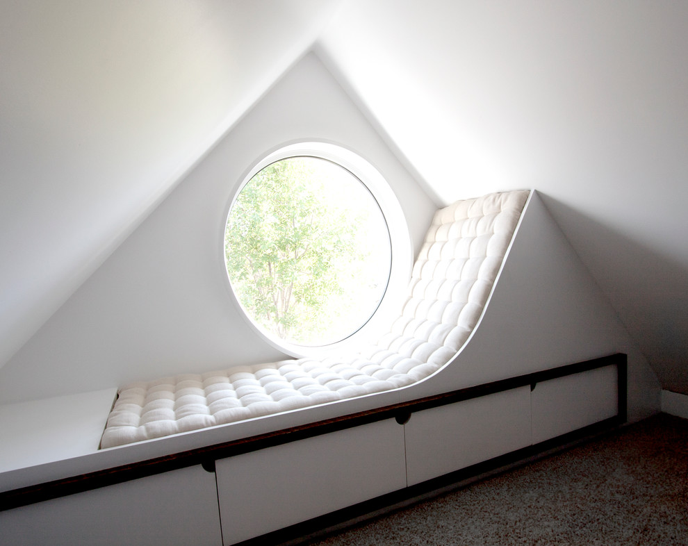 Bild på ett mellanstort funkis könsneutralt barnrum kombinerat med lekrum, med vita väggar och heltäckningsmatta