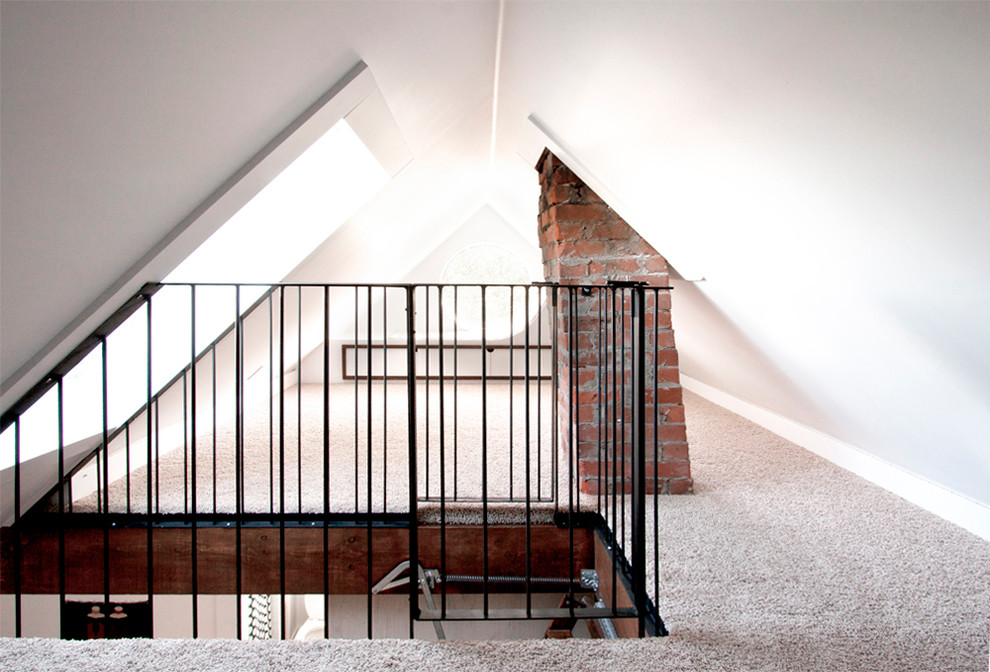 Пример оригинального дизайна: большая нейтральная детская в современном стиле с белыми стенами, ковровым покрытием и рабочим местом