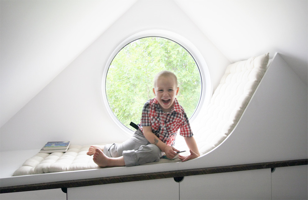 Источник вдохновения для домашнего уюта: большая нейтральная детская в современном стиле с рабочим местом, белыми стенами и ковровым покрытием для ребенка от 1 до 3 лет