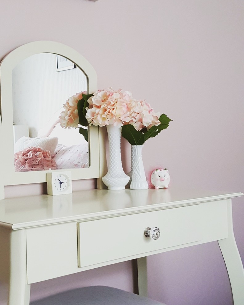 Ejemplo de dormitorio infantil de 4 a 10 años clásico renovado de tamaño medio con paredes rosas y moqueta