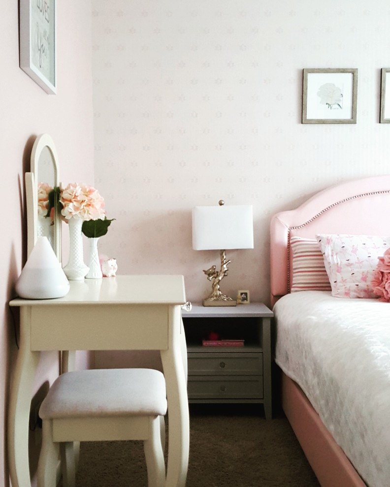 Immagine di una cameretta per bambini da 4 a 10 anni classica di medie dimensioni con pareti rosa e moquette