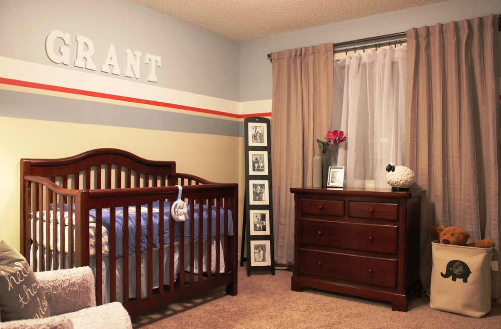 Idéer för ett mellanstort klassiskt barnrum kombinerat med sovrum, med grå väggar och heltäckningsmatta
