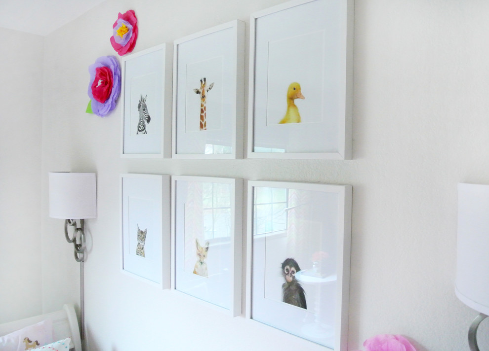 Inspiration pour une chambre d'enfant de 1 à 3 ans minimaliste de taille moyenne avec un mur beige et moquette.