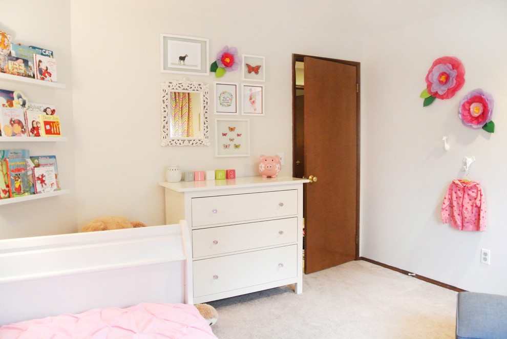 Idée de décoration pour une chambre d'enfant de 1 à 3 ans minimaliste de taille moyenne avec un mur beige et moquette.