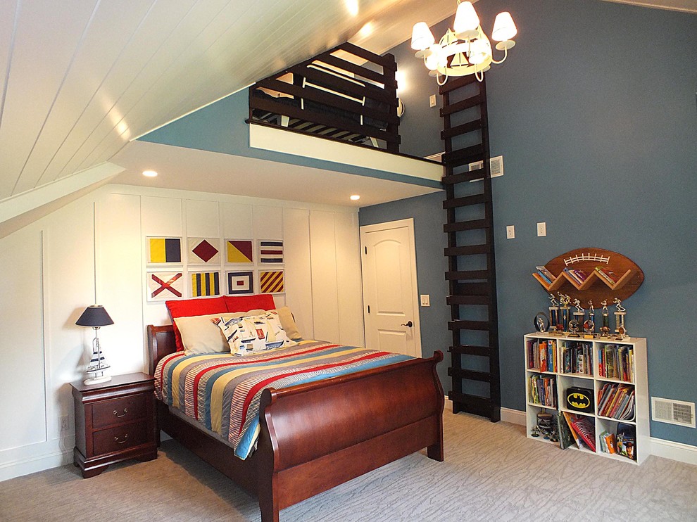 Идея дизайна: большая детская в классическом стиле с спальным местом, синими стенами и ковровым покрытием для подростка, мальчика