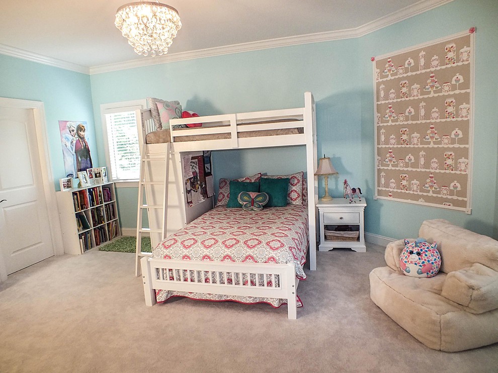 Idée de décoration pour une grande chambre d'enfant de 4 à 10 ans tradition avec un mur bleu, moquette et un sol beige.