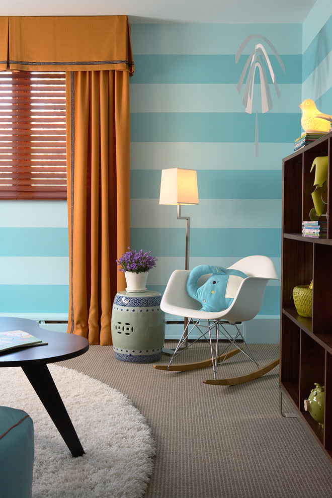 Imagen de habitación infantil unisex contemporánea con paredes azules y moqueta