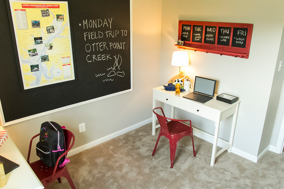 Cette image montre une chambre neutre de 4 à 10 ans de taille moyenne avec un bureau, un mur beige et moquette.