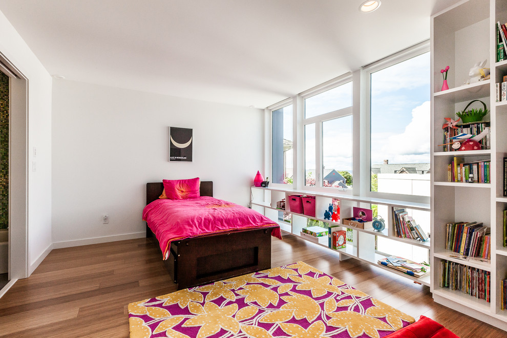 Modernes Mädchenzimmer mit Schlafplatz, weißer Wandfarbe und braunem Holzboden in Seattle
