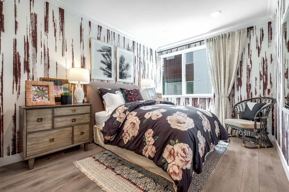 Cette photo montre une chambre d'enfant moderne avec un mur rouge et parquet clair.