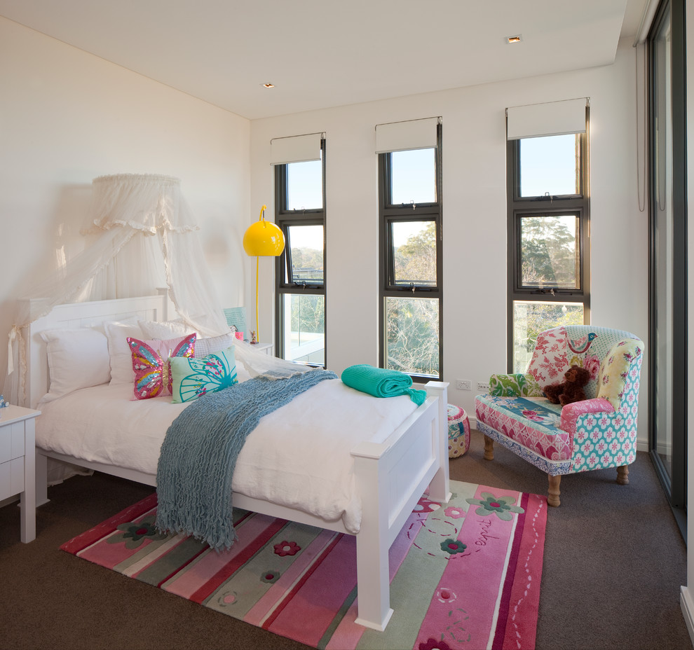 Пример оригинального дизайна: детская в современном стиле с спальным местом и белыми стенами для ребенка от 4 до 10 лет, девочки