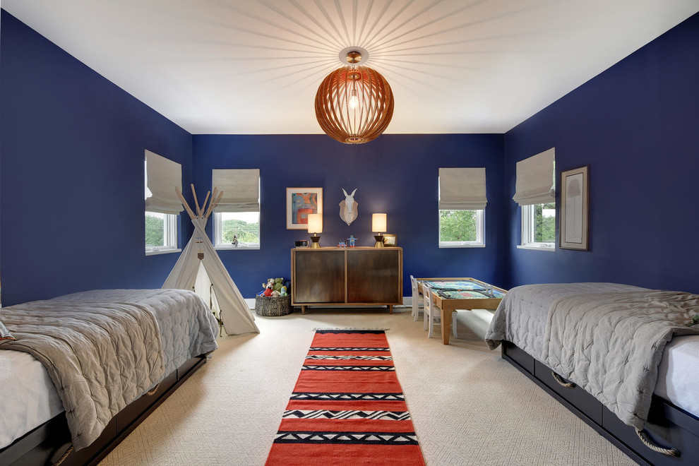 オースティンにある高級な広いトランジショナルスタイルのおしゃれな子供部屋 (青い壁、カーペット敷き、ベージュの床、児童向け) の写真