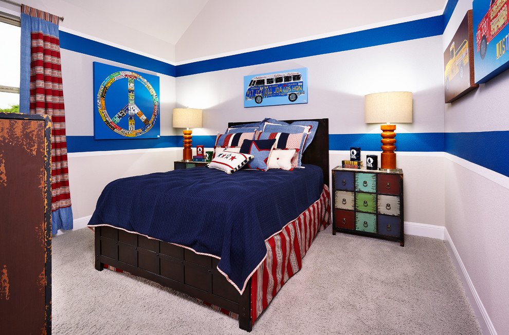 На фото: детская среднего размера в стиле неоклассика (современная классика) с спальным местом, разноцветными стенами и ковровым покрытием для мальчика