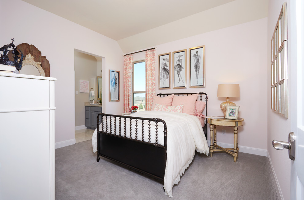 Идея дизайна: большая детская в стиле кантри с спальным местом, розовыми стенами, ковровым покрытием и бежевым полом для девочки