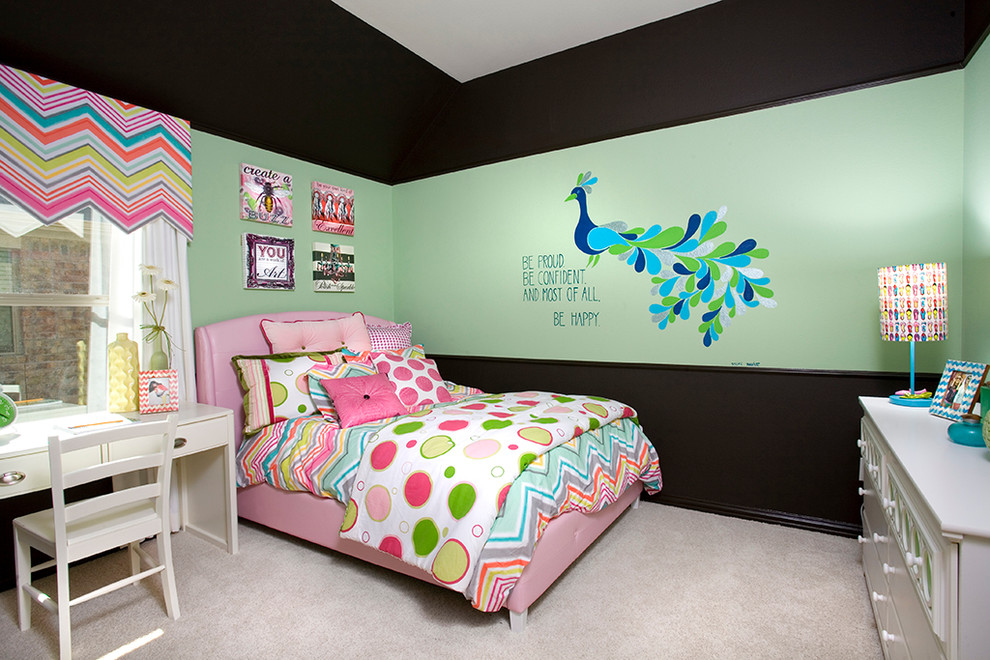 Idee per una grande cameretta per bambini da 4 a 10 anni chic con pareti multicolore e moquette
