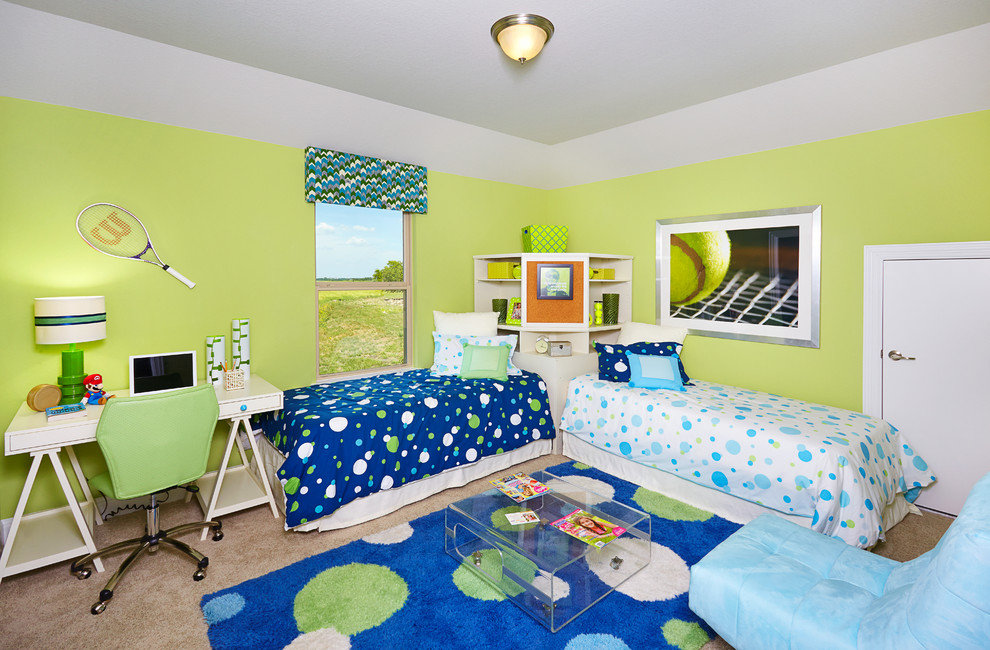 Стильный дизайн: нейтральная детская среднего размера с зелеными стенами, ковровым покрытием и спальным местом - последний тренд