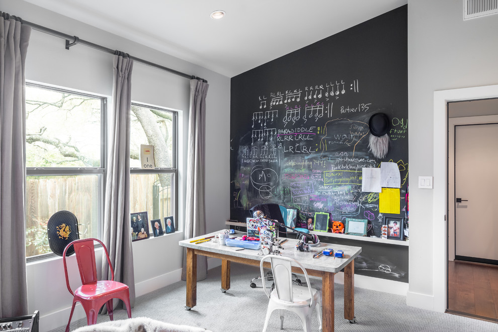 Inspiration för moderna barnrum kombinerat med lekrum och för 4-10-åringar, med grå väggar och heltäckningsmatta